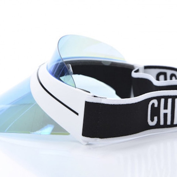 The blue mirror visor protects against UVA and UVB rays. - Picture 2 of 8